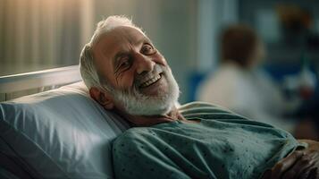 un' anziano maschio paziente dire bugie soddisfatto sorridente a moderno ospedale paziente letto. Salute medico. generativo ai foto