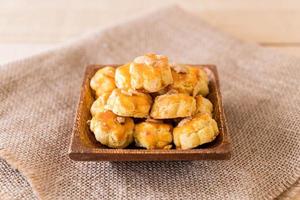 biscotti durian su piatto bianco - dessert foto
