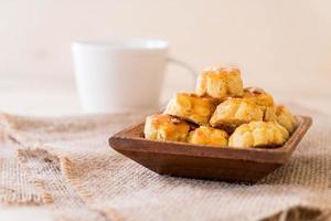 biscotti durian su piatto bianco - dessert foto