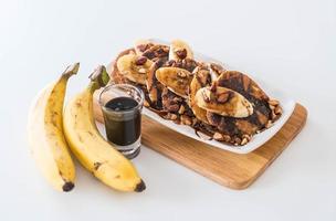 pancake alle mandorle e banana con sciroppo di cioccolato foto