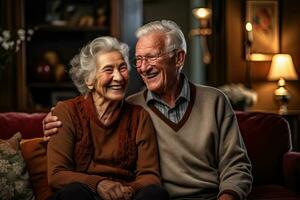 anziano coppia sensazione contento sorridente e guardare per telecamera mentre rilassare nel vivente camera a casa. foto