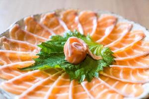 sashimi di salmone affettato - cibo giapponese foto