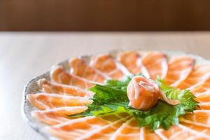 sashimi di salmone affettato - cibo giapponese foto