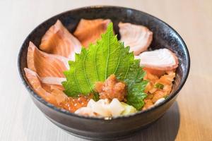 set donburi salmone misto - cibo giapponese foto