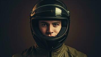 ritratto di un' sorridente maschio motociclista nel pelle giacca e motociclo casco guardare a telecamera. karting sport concetto. generativo ai foto