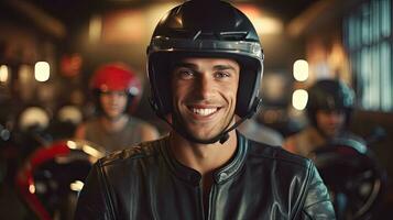 ritratto di un' sorridente maschio motociclista nel pelle giacca e motociclo casco guardare a telecamera. karting sport concetto. generativo ai foto