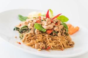 noodle saltati in padella con maiale e basilico foto