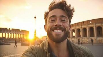 contento turista giovane uomo assunzione autoscatto nel davanti di Roma, Italia punto di riferimento. viaggio e vacanze concetto. generativo ai foto