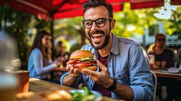 un' contento uomo mangiare un' hamburger nel un all'aperto ristorante come un' prima colazione pasto brama affare. generativo ai foto