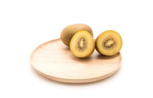 kiwi dorato fresco nel piatto di legno foto
