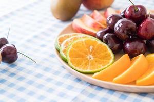 frutta mista affettata in ciotola di legno foto