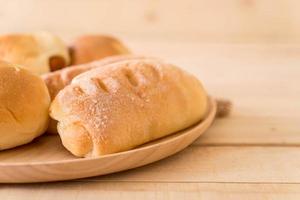 pane nel piatto di legno sul tavolo foto