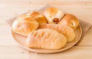 pane nel piatto di legno sul tavolo foto