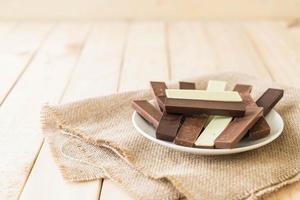 barrette di cioccolato su piatto bianco foto