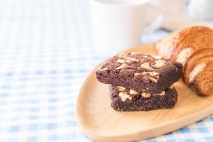 croissant e brownies in tavola foto