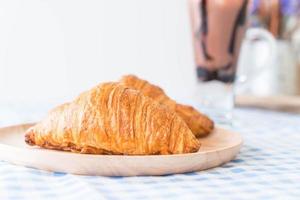 croissant al burro in tavola foto