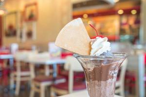 gelato al cioccolato al bar foto