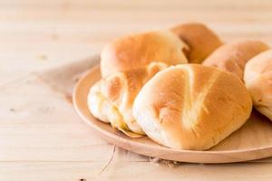 pane nel piatto di legno sul tavolo foto