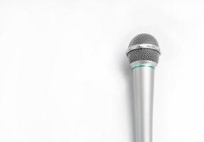 microfono d'argento su sfondo bianco. foto