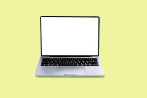 laptop e schermo bianco su sfondo giallo