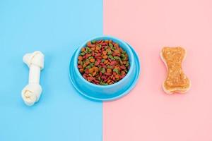 cibo per animali con osso snack per cane o gatto su sfondo colorato color foto