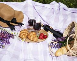 scena di picnic romantico in una giornata estiva foto