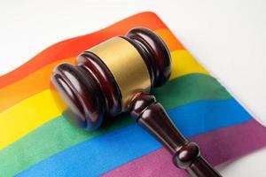 martelletto per avvocato giudice sulla bandiera arcobaleno
