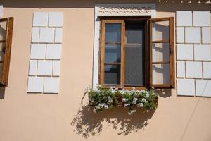 finestre di una vecchia casa a biertan, sibiu, romania, settembre 2020 foto