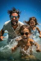 giocoso famiglia spruzzi e nuoto nel il chiaro blu acqua foto