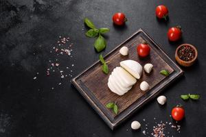 gustosa mozzarella fresca per fare l'insalata caprese foto