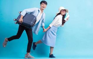 le coppie asiatiche stanno viaggiando insieme foto
