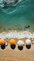 a partire dal sopra, un' travolgente spiaggia con gli ombrelli, lettini, e turchese acque verticale mobile sfondo ai generato foto