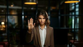 ritratto di un' bellissimo donna d'affari mostrando fermare gesto con sua mano. ai generato. foto
