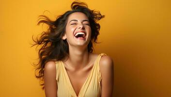 ritratto di un' bellissimo giovane donna ridendo su un' giallo sfondo. ai generato. foto
