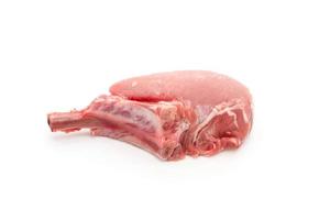 braciola di maiale fresca su sfondo bianco foto