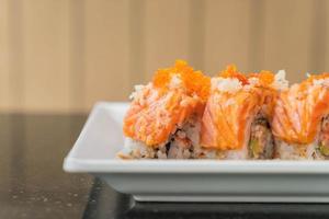 involtini di sushi di salmone - cibo giapponese