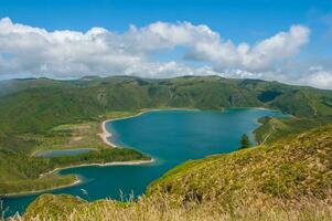 lagoa fare fogo è collocato nel così miguel isola, azzorre. esso è classificato come un' natura Riserva e è il maggior parte bellissimo laguna di il azzorre foto