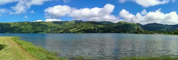 lagoa Das sete cidades è collocato su il isola di sao miguel, azzorre e è caratterizzato di il Doppio colorazione di suo acque, nel verde e blu foto