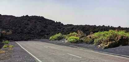 solidificato vulcanico lava ruscello a partire dal il cumbre vieja vulcano su il isola di la palma foto