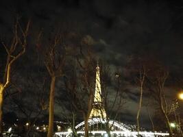 prospettiva di il eiffel Torre nel Parigi illuminato a il fine di il giorno foto