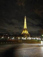 prospettiva di il eiffel Torre nel Parigi illuminato a il fine di il giorno foto