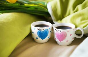 Due tazze di caffè In piedi su il letto con un' mazzo di fiori, avvicinamento foto