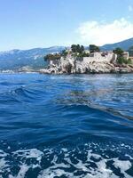 sveti Stefano, piccolo isolotto e ricorrere nel montenegro - Visualizza a partire dal il acqua. budva Riviera. Balcani, Adriatico mare, Europa. bellezza mondo. foto