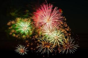 fuochi d'artificio dai colori vivaci in una notte di festa. foto