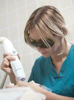 facciale trattamento con laser nel cosmetologia clinica foto