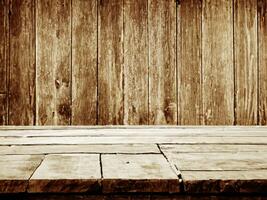 vuoto legna tavolo e buio Marrone sfondo. foto