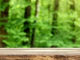 vuoto di legno tavolo podio nel giardino Aperto foresta, sfocato verde impianti sfondo con spazio. biologico Prodotto regali naturale posizionamento piedistallo Schermo, primavera e estate concetto foto