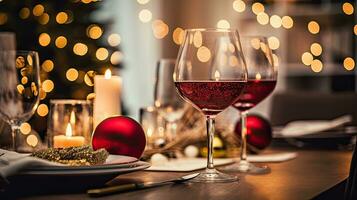 bicchieri di vino su un' tavolo con Natale decorazioni e bokeh. ai generativo foto