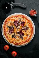 Pizza su taglio tavola con fresa qui vicino, superiore Visualizza foto