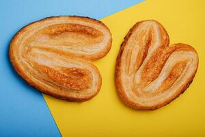 soffio Pasticcino biscotti su blu e giallo sfondo foto